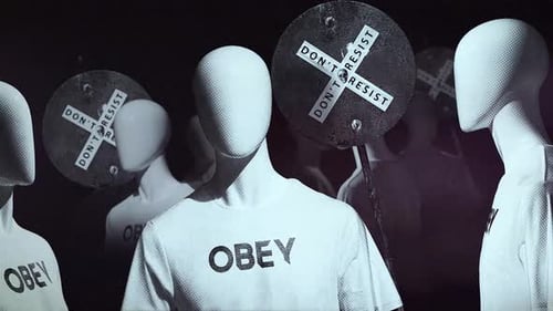 Maniquíes tipo camiseta Obey con letreros de «No te resistas»