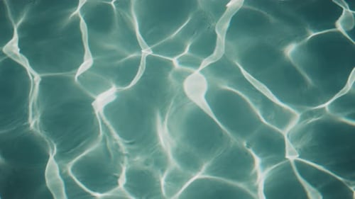 Vagues de surface de l'eau de piscine bleu clair