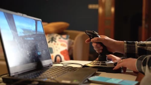 Gros plan de la main d'une personne à l'aide d'un joystick de jeu de précision pour l'entraînement à la simulation de vol.