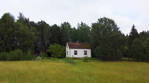 Casa abandonada al borde del campo. Estableciendo el tiro con un Zumbido