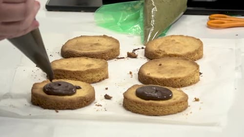Kekse mit Füllung am Küchentisch während eines Kochkurses backen