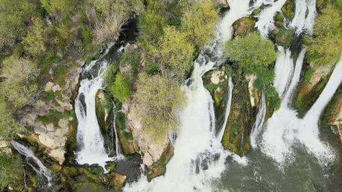 Drohnenaufnahme eines Wasserfalls