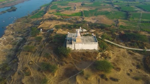 Vue aérienne par drone d'un temple hindou sur une rivière à Morena, en Inde