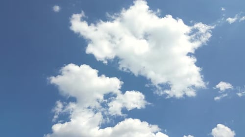 Sommerblauer Himmel, Wolkenverlauf, hellweißer Hintergrund. Schönheit: klar, wolkig, im Sonnenschein, ruhig, hell, w