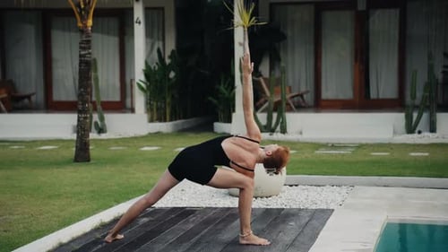 Mulher flexível praticando pose de ângulo lateral estendido