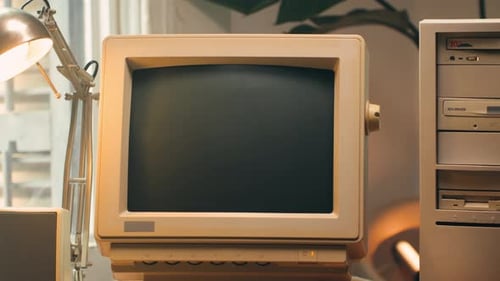 Retro-PC, Computerspiel-Desktop, Vintage-Stil, mit Ladecode, Konsole, Programmierer, der Skripte erstellt, Grün