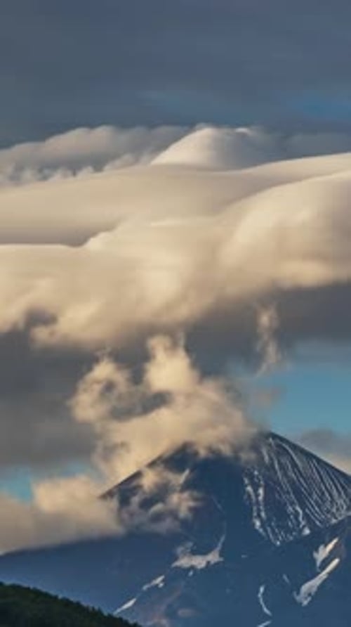 Formation d'un nuage lenticulaire au-dessus du volcan