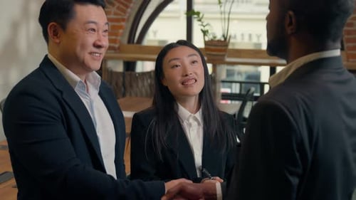 Tres empresarios, personas multirraciales, colegas multiétnicos, diversidad, compañeros de trabajo en la oficina, reunión dos