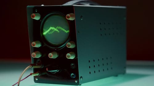 Osciloscópio exibindo sinal de alta energia em sala iluminada por neon