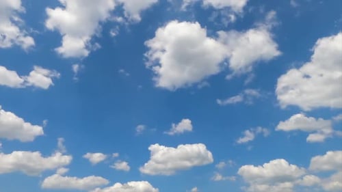 Pequeñas nubes de algodón suave y ligero que cambian de forma en el cielo azul