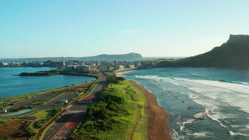 Praia de Gwangchigi com o fundo do cone de tufo Seongsan Ilchulbong