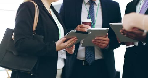 Trabalho em equipe, colaboração e reuniões com tablets para mostrar dados, planejar ideias ou debater estratégias