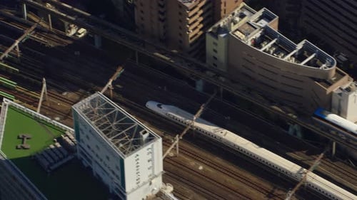 Vista aérea del horizonte de Tokio, Japón, con el tren bala Shinkansen alrededor de 2018