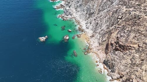 Fotografía con un Zumbido de una costa rocosa y aguas turquesas del océano en Cabo San Lucas, México