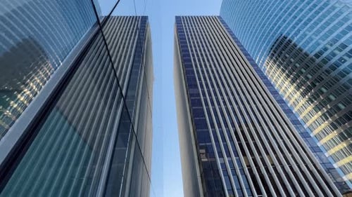 Gebäude reflektiert auf Glas Wolkenkratzer in Paris Grauer Wolkenkratzer in Paris Offenes Glas links Blauer Himmel