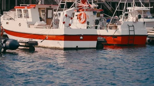 Andockte Fischerboote im Hafen von Sorvagen