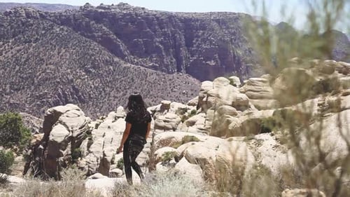 Abenteurerin zu Fuß durch das Tal, Nationalpark, Jordanien, Reiseaufnahme