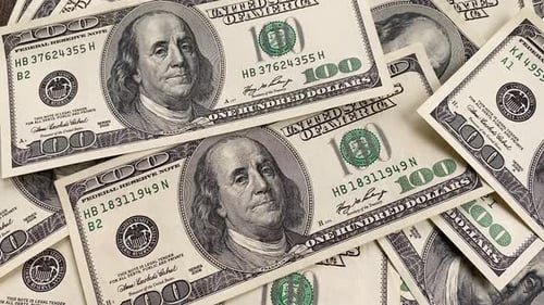 Einhundert Dollar-Scheine fallen auf den Tisch