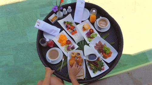 El desayuno se sirve en una bandeja tejida que incluye una variedad de opciones saludables