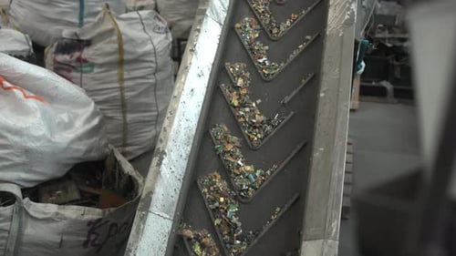 Fonctionnement de la ligne de recyclage La chaîne d'assemblage mécanique traite efficacement les fragments de circuits miniatures