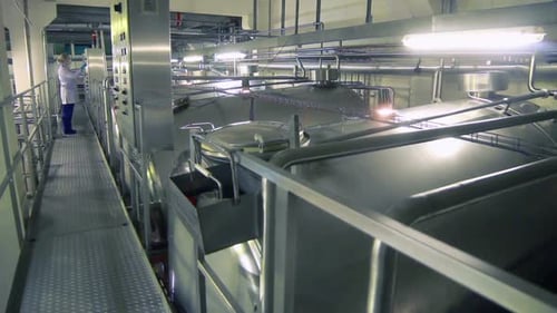 Molkereifabrik/Lebensmittelverarbeitungsanlage/Innenraum einer Molkereianlage/Arbeiter in einer modernen Lebensmittelfabrik/Food Produ