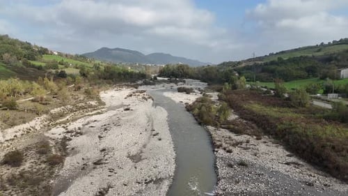 Fluss, der im Herbst durch ein Tal mit Felsen und Vegetation fließt, Lugagnano d'Arda, Piacenza, Italien
