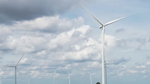 Fortschrittliche Idee der Nutzung von Wind für elektrische Energie durch eine Windturbinenfarm