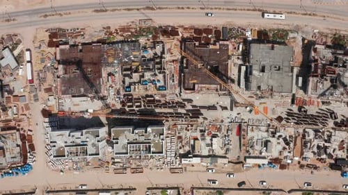 Imágenes aéreas de un gran complejo residencial durante las primeras etapas de la construcción
