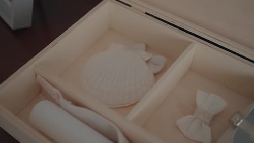 boîte à souvenirs délicate avec coque blanche douce et nœuds en tissu