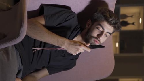 Vídeo vertical de un psicópata con un cuchillo.
