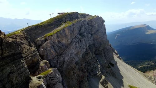 Vistas aéreas con Zumbido de la cordillera SECEDA, PATRIMONIO DE LA HUMANIDAD DE LA UNESCO, en los Dolomitas, Italia