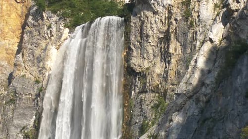 Closeup de uma grande cachoeira caindo em câmera lenta, Boka, Eslovênia.