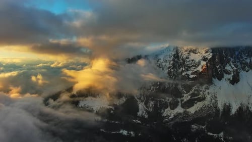 Rocky Mountains in Wolken bei Sonnenuntergang Luftaufnahme