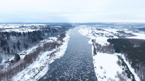 Luftaufnahme der verschneiten Flusslandschaft im Winter
