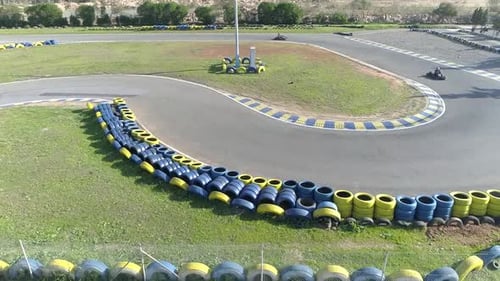 Luftüberflug Karting-Go-Kartbahn während eines Go-Kart-Rennens an einem sonnigen Tag. Zeitlupenaufnahme.