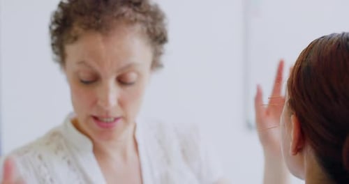 Acupuncteur caucasien d'âge mûr traitant un patient métisse en clinique