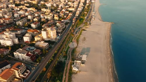 Der Strand von Roccella Ionica, einer Stadt am Mittelmeer in Kalabrien, Italien