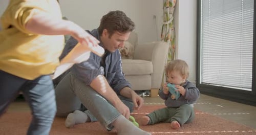Eltern mit Kindern zu Hause Spielen mit Spielzeug, Lernen und Erkunden