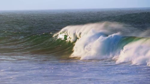 Breaking Surf rollt auf die Küste zu. Starke schaumige Wellen, die auf die Oberfläche prallen