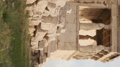 Statues de cariatides au temple d'Erechthéion sur l'Acropole d'Athènes, en Grèce, Érechtheum est un ancien grec