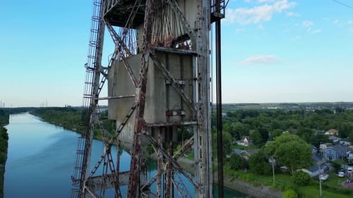 Torre y mecanismo de puente elevador vertical en el canal de Welland en Canadá