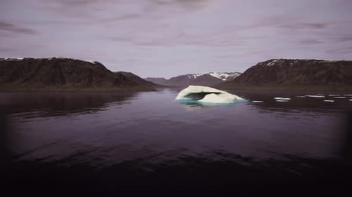 Un glaciar aislado flotando en la serena bahía canadiense bajo un cielo crepuscular pastel