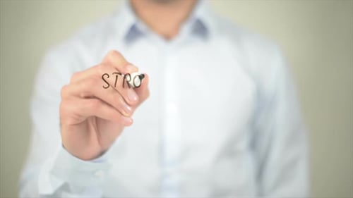 Stärker als gestern Mann schreibt auf transparentem Bildschirm