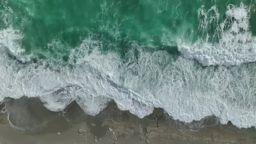 Vue aérienne des vagues de tempête en Méditerranée par Azure Fury
