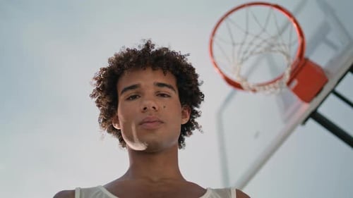 Basketballspieler posiert Straßenporträt