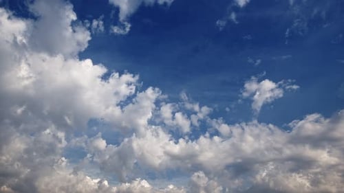 Geschwollene weiße Wolken und blauer Himmel Zeitraffer 14