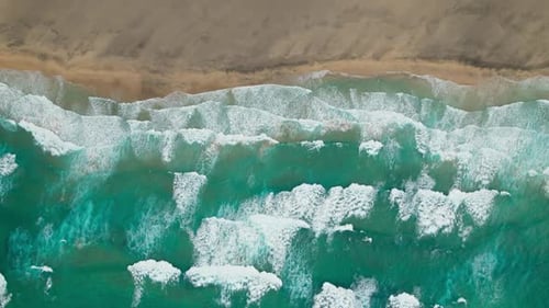 Blick von oben auf Waves Splash am Desert Beach