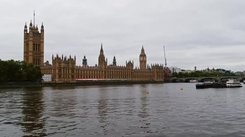 Vista icônica do Big Ben e do Parlamento Britânico em Londres, com a Ponte de Westminster ao fundo