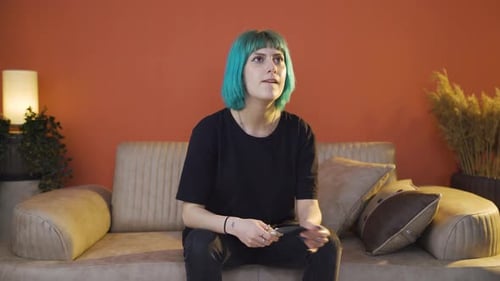 Die junge Frau, die Rache sucht, ist ehrgeizig.