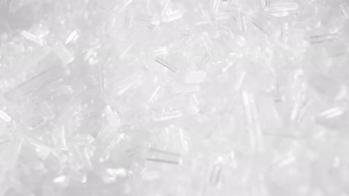 Le glutamate monosodique (MSG) est un exhausteur de goût couramment utilisé dans les aliments.